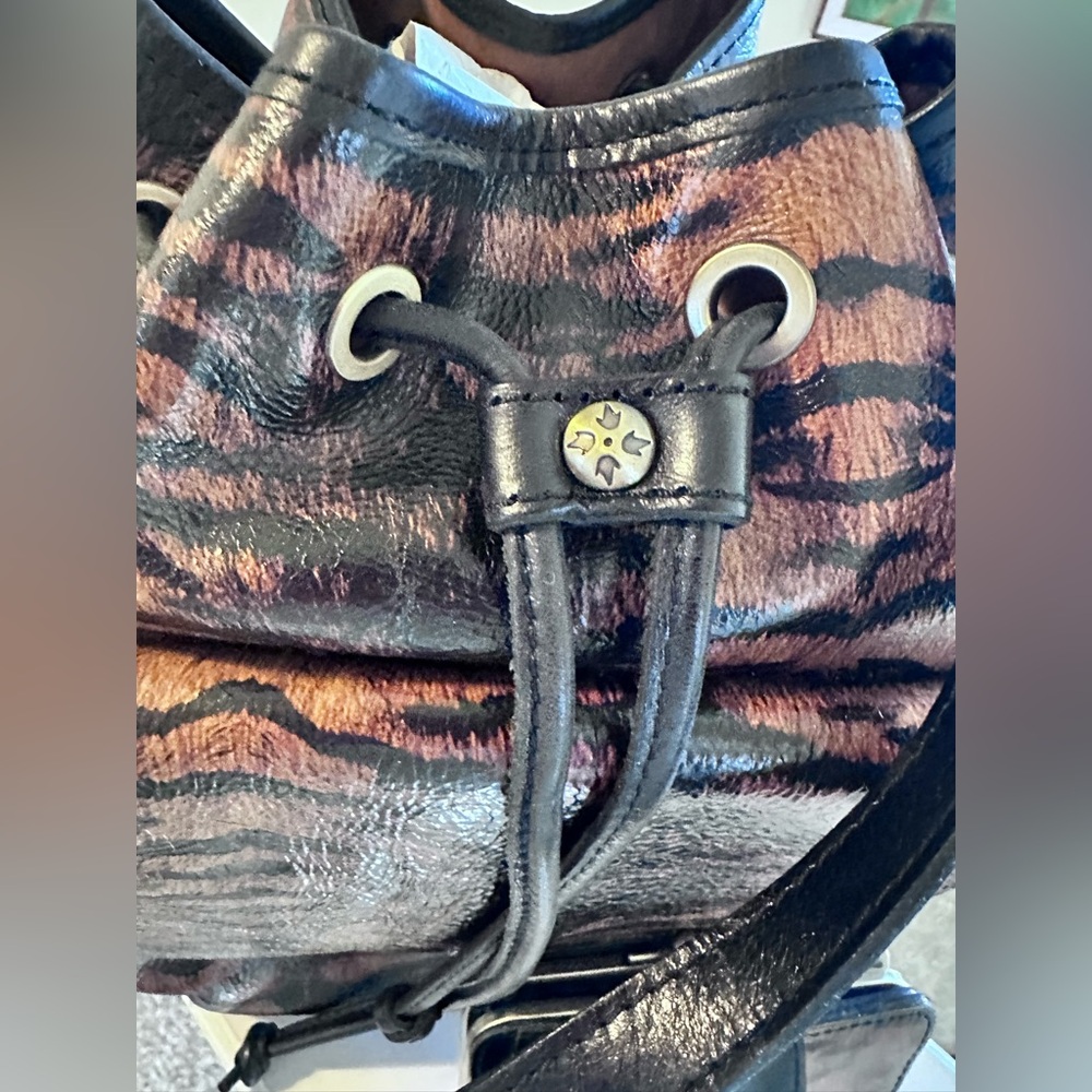 NWOT! Rare and Retired. Patricia Nash Tiger Drawstring Bag w/Matching Wallet - Picture 4 of 12